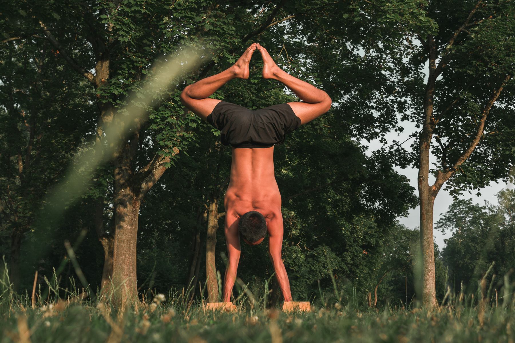Handstand-Training im Freien als Ausdruck von Kraft und Körperkontrolle